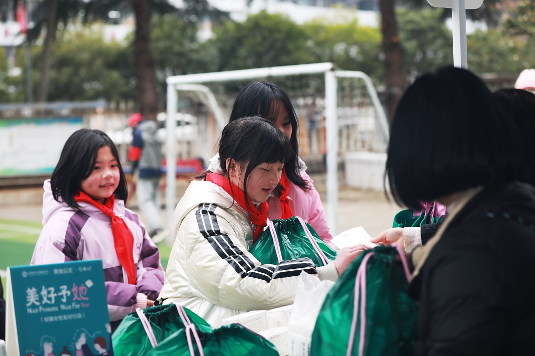 纳米体育：奈丝公主「美好予她」走进重庆黔江为中小学女生带来卫生巾及月经健康课(图2)